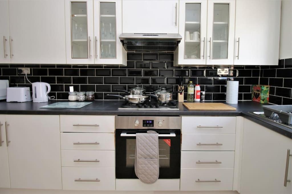 Large Modern House By Property Promise Cardiff Luaran gambar