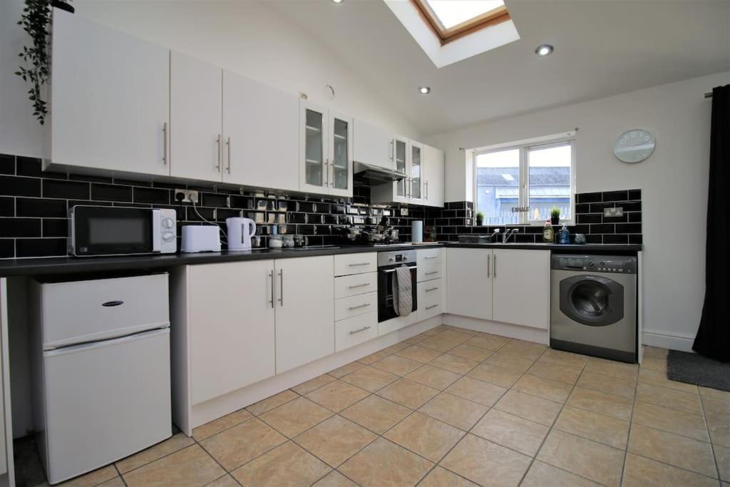 Large Modern House By Property Promise Cardiff Luaran gambar